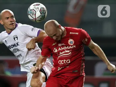 Pemain tengah Persija, Michael Krmencik (kanan) berebut bola dengan Agustin Cattaneo (Persita) pada lanjutan laga BRI Liga 1 Indonesia 2022-2023 di Stadion Patriot Chandrabhaga, Bekasi, Rabu (24/8/2022). Laga berlangsung sengit dan dimenangkan Persija dengan skor 1-0. (Liputan6.com/Helmi Fithriansyah)