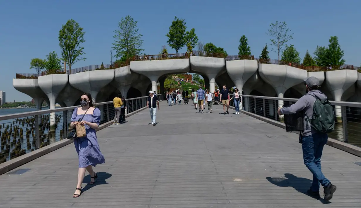 Orang-orang mengunjungi 'Pulau Kecil', taman umum baru dan gratis di Hudson River Park, New York City, Amerika Serikat, 21 Mei 2021. Sebanyak 132 tulip beton besar dipasang pada pilar di tepi Sungai Hudson untuk mengangkat 'Pulau Kecil'. (Angela Weiss/AFP)