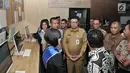 Mendagri Tjahjo Kumolo didampingi Gubernur DKI Jakarta Anies Baswedan, Ketua KPK Agus Raharjo, dan Kapolda Metro Jaya Irjen Pol Idham Aziz saat meninjau layanan Samsat Digital (e-Samsat) di Jakarta, Senin (26/3). (Merdeka.com/Iqbal Nugroho)