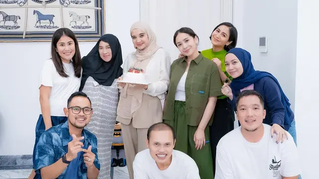 Zaskia Sungkar mendapat kejutan ulang tahun dari sahabat (credit: instagram/zaskiasungkar15)