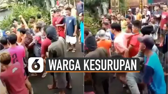 Salah seorang pria yang sedang kesurupan seperti berteriak-teriak mengatakan sesuatu hal dengan bahasa jawa.