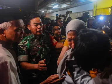 Tangis orang tua pecah sambil memeluk sang anak setelah dua dari tiga bus rombongan SMK Lingga Kencana yang selamat dari kecelakaan maut tiba di Limo, Depok, Minggu (12/5/2024). (merdeka.com/Arie Basuki)