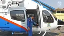 Polisi memeriksa helikopter Bell 429/P-3203 di Hanggar 3 Ditpoludara Korpolairud Polri, Pondok Cabe, Tangerang Selatan, Banten, Rabu (11/9/2019). Penambahan helikopter tersebut untuk mendukung tugas-tugas operasional Polri. (Liputan6.com/Herman Zakharia)