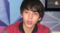Ariel Tatum dan Al Pacaran, Stefan William Salah Tingkah