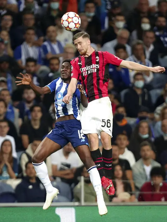 Pemain AC Milan Alexis Saelemaekers berebut bola udara dengan pemain Porto Zaidu Sanusi (kiri) pada pertandingan sepak bola Grup B Liga Champions di Stadion Dragao, Porto, Portugal, Selasa (19/10/2021). Porto menang 1-0. (AP Photo/Luis Vieira)
