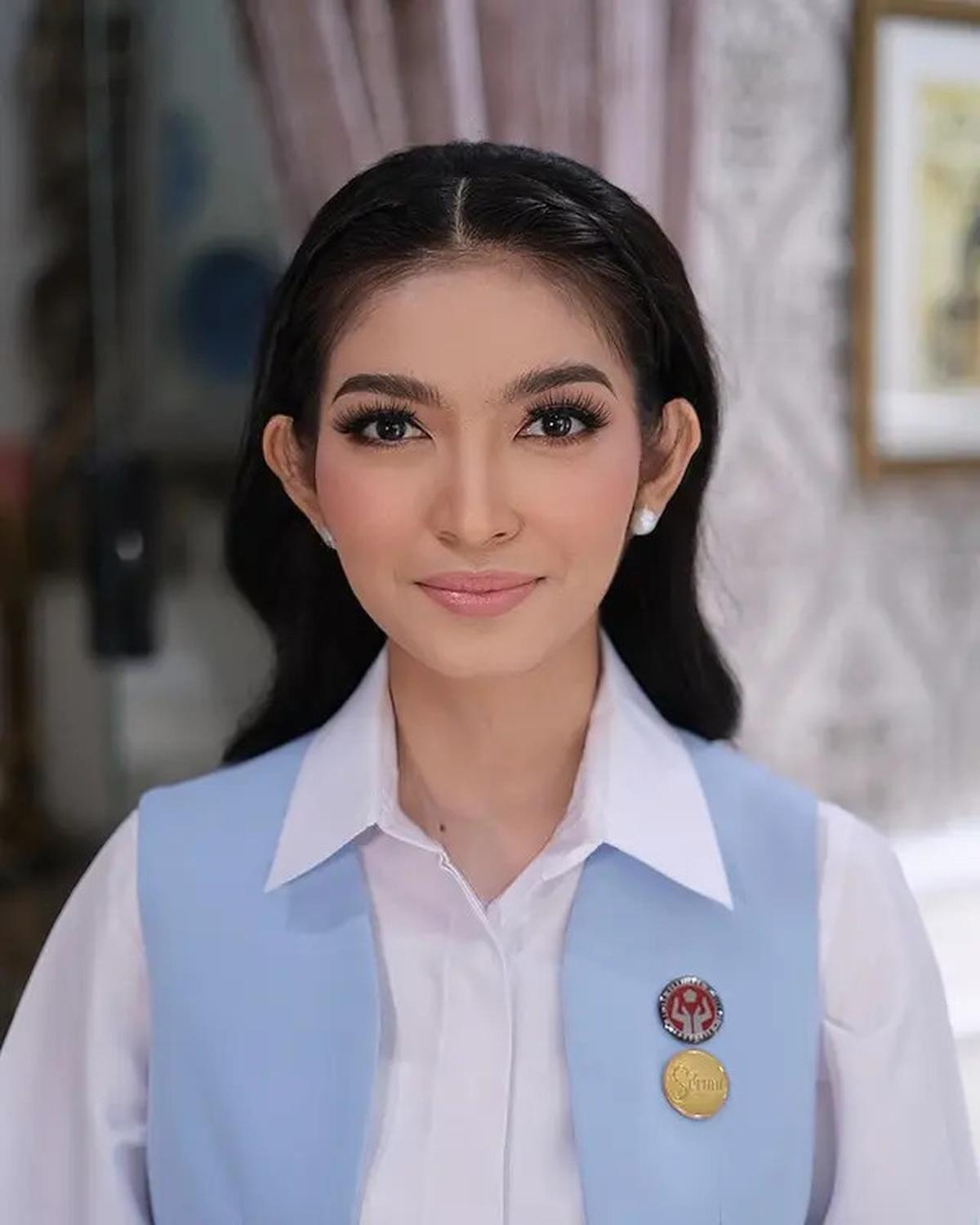 Gaya Terbaru Selvi Ananda Pakai Behel, Riasan Soft Glam-nya Bikin Pangling