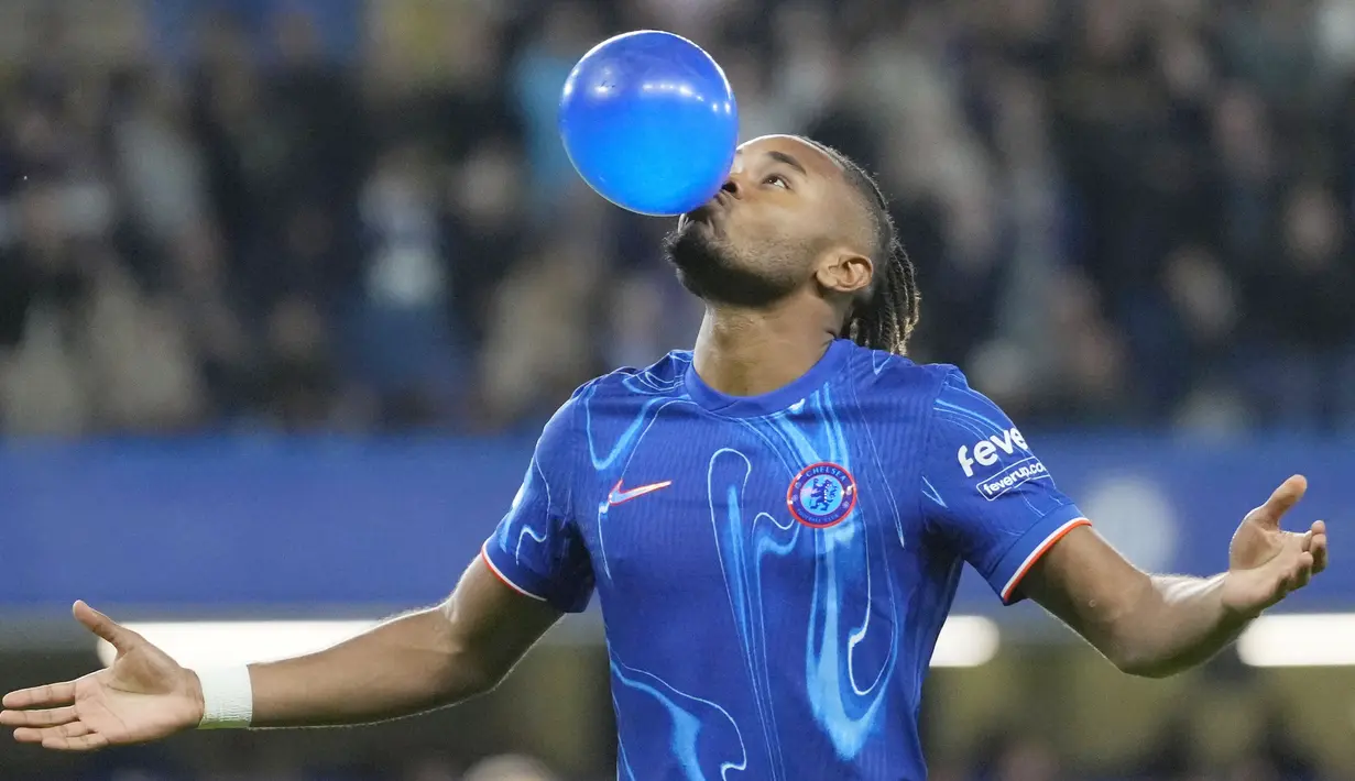 Pemain Chelsea, Christopher Nkunku, melakukan selebrasi setelah mencetak gol ke gawang Barrow  pada laga Carabao Cup 2024/2025 di Stamford Bridge, Rabu (25/9/2024) dini hari WIB. (AP Photo/Kirsty Wigglesworth)