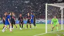 Kiper AC Milan, Lorenzo Torriani, hanya terpaku saat bola hasil sundulan pemain Chelsea, Joao Pedro, meluncur ke gawang dalam laga pramusim melawan Chelsea di Stadion Utama Gelora Bung Karno (SUGBK), Jakarta, Sabtu (8/8/2026). Gol tersebut menjadi pembuka keunggulan Chelsea yang akhirnya menutup pertandingan dengan kemenangan 3-0 atas AC Milan. (KapanLagi.com/Budy Santoso)
