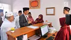 Presiden Joko Widodo atau Jokowi meresmikan Bank Wakaf Mikro di Serang, Banten, Rabu (14/3). Bank Wakaf Mikro merupakan Lembaga Keuangan Mikro Syariah (LKMS) yang didirikan atas izin dari Otoritas Jasa Keuangan (OJK). (Liputan6.com/Pool/Biro Setpres)