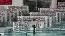 Seorang wanita melihat-lihat koleksi buku di Perpustakaan Nasional Qatar di ibu kota Doha pada 19 Mei 2019. Bangunan megah karya arsitek Rem Koolhaas ini memiliki luas 45 ribu meter persegi. (KARIM JAAFAR / AFP)
