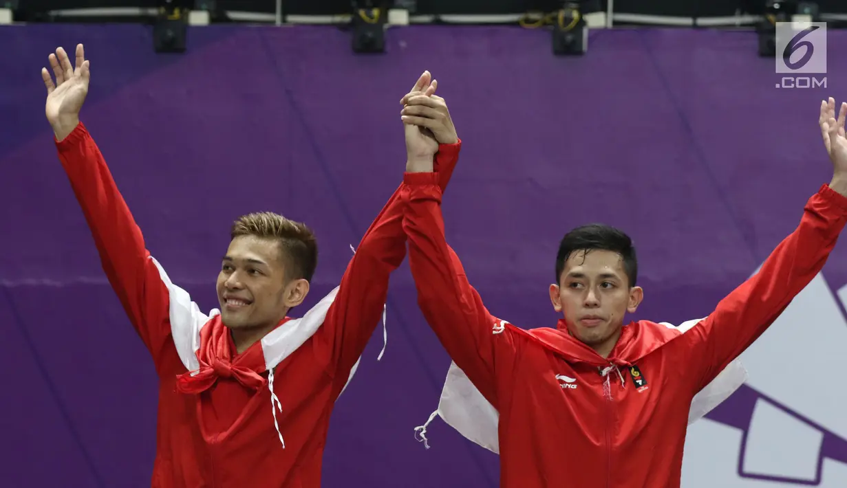 Ganda putra Indonesia, Fajar Alfian/M Rian Ardianto usai melawan Kevin Sanjaya S/Marcus F Gideon di Final Bulutangkis Asian Games 2018 di Istora GBK, Jakarta, Selasa (28/8). Kevin/Marcus unggul. (Liputan6.com/Helmi Fithriansyah)