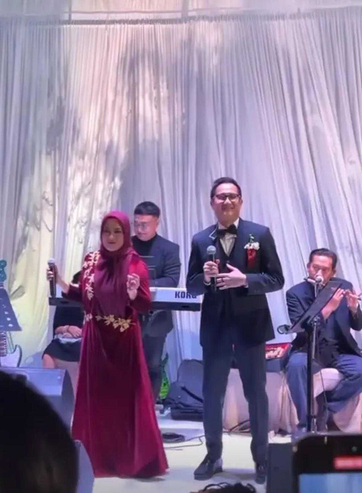 Foto-Foto Aldi Bragi Duet dengan Ikke Nurjanah, Penuh Makna dan Emosional