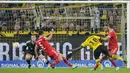 Dortmund berusaha membalas. Di menit ke-74 Youssoufa Moukoko berhasil menjebol gawang Manuel Neuer usai mendapat umpan dari Anthony Modeste. (AP Photo/Martin Meissner)