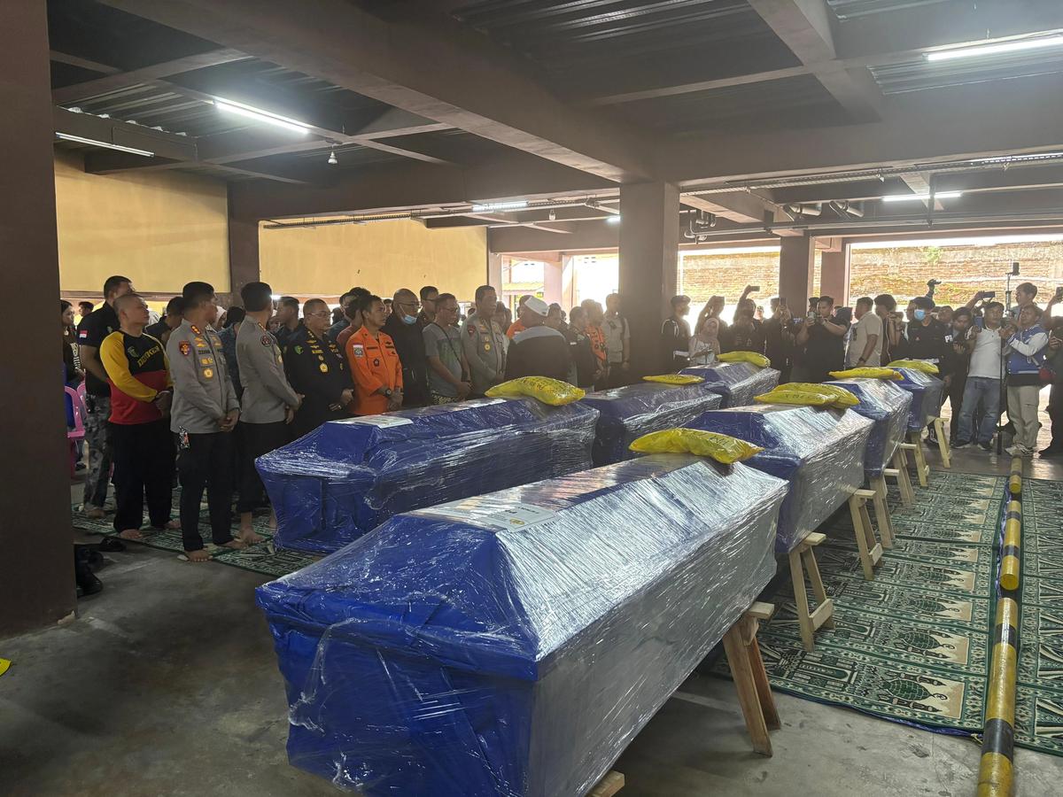 Tangis Haru Keluarga Saat DVI Serahkan 7 Korban Kecelakaan Pesawat ATR 42-500