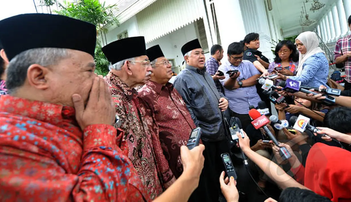 Ketua Umum MUI, Prof Dr Din Syamsuddin saat memberi  keterangan kepada wartawan seusai menemui Presiden Joko Widodo di Istana Merdeka,  Jakarta,  Selasa (3/2/2015). (Liputan6.com/Faizal Fanani)