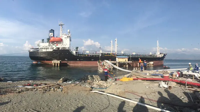 Bantu Penyaluran BBM Kapal tanker MT Karmila Pasok Premium ke Donggala