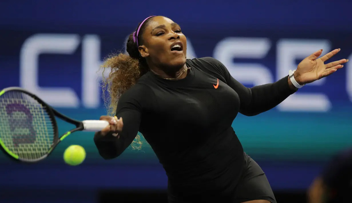 Petenis Amerika Serikat, Serena Williams melakukan srevis ke arah petenis Ukraina, Elina Svitolina pada babak semifinal AS Terbuka 2019 di USTA Billie Jean King National Tennis Center, Rabu (5/9/2019). Serena mengalahkan Svitolina tanpa kesulitan dua set langsung, 6-3, 6-1. (AP/Charles Krupa)