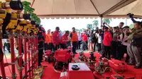 Gubernur Sumsel Herman Deru mengecek alat-alat yang digunakan petugas cegah karhutla, seusai memimpin Apel Karhutla di Griya Agung Palembang (Dok. Humas APP Sinar Mas / Nefri Inge)