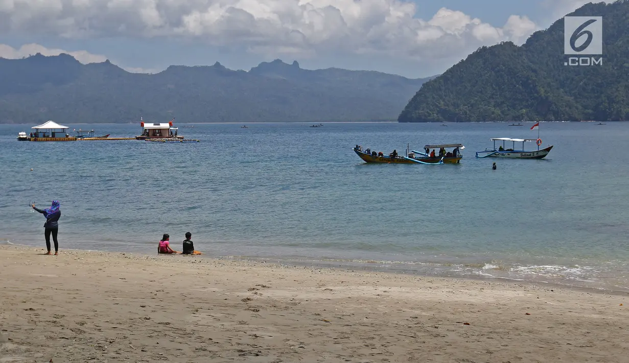 <p>Seorang wanita berselfie di Pantai Mutiara di Trenggalek, Jawa Timur, Sabtu (7/9/2019). Pantai Mutiara salah satu tujuan wisata yang sedang dikembangkan kabupaten Trenggalek. (Liputan6.com/Herman Zakharia)</p>