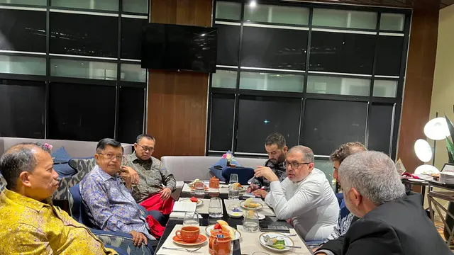 Wakil Presiden ke-10 dan 12 Jusuf Kalla saat bertemu dengan delegasi Hamas Palestina yang dipimpin Pejabat Biro Politik dan Wakil Kepala Urusan Internasional Hamas Dr. Bassem Naim di Kuala Lumpur, Malaysia.