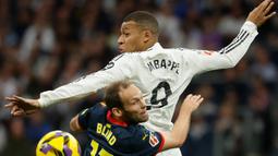Permainan kedua tim berlangsung terbuka sejak menit pertama. Meski Real Madrid coba mengontrol pola permainan, Girona tetap memberikan perlawanan. Kedua tim bergantian menciptakan peluang. (Pierre-Philippe MARCOU/AFP)