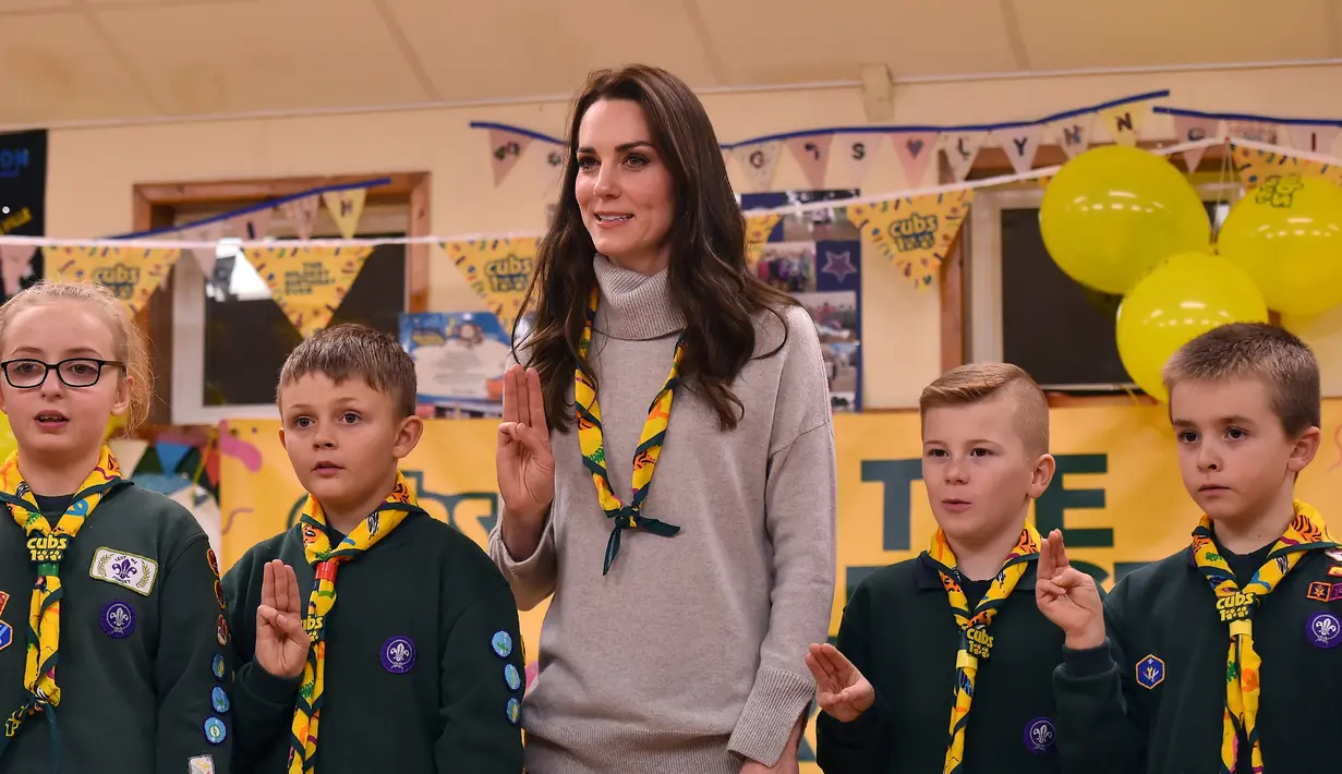 Dutchess of Cambridge, Kate Middleton membaca janji Pramuka bersama sejumlah anak-anak dalam acara Cub Scout Pack di Kings Lynn, Inggris (14/12). Dalam acara tersebut Kate Middleton mengahadiri 100 tahun The Scout Association. (Reuters/Ben Stansall/Pool)