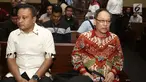 Terdakwa kasus korupsi E-KTP Made Oka Masagung (kanan) dan Irvanto Hendra Pambudi menjalani sidang pembacaan putusan di Pengadilan Tipikor, Jakarta, Rabu (5/12). Irvanto dan Made Oka divonis dengan hukuman 10 tahun penjara. (Liputan6.com/Herman Zakharia)