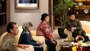 Menteri LHK, Siti Nurbaya Bakar dan Ketua DPR Ade Komarudin saat melakukan pertemuan, Jakarta, Selasa (10/10). Siti Nurbaya menemui Ade Komarudin untuk berkonsultasi terkait proses ratifikasi Paris Agreement on Climate Change. (Liputan6.com/Johan Tallo)