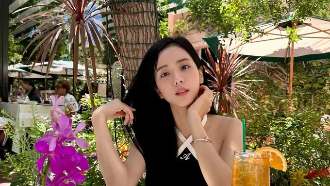 Intip potret outfit casual Jisoo Blackpink di Paris.