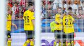 Pemain Borussia Dortmund Karim Adeyemi melakukan selebrasi usai mencetak gol ke gawang Sevilla pada pertandingan Grup G Liga Champions di Stadion Ramon Sanchez Pizjuan, Seville, Spanyol, 5 Oktober 2022. Borussia Dortmund menang 4-1. (AP Photo/Jose Breton)