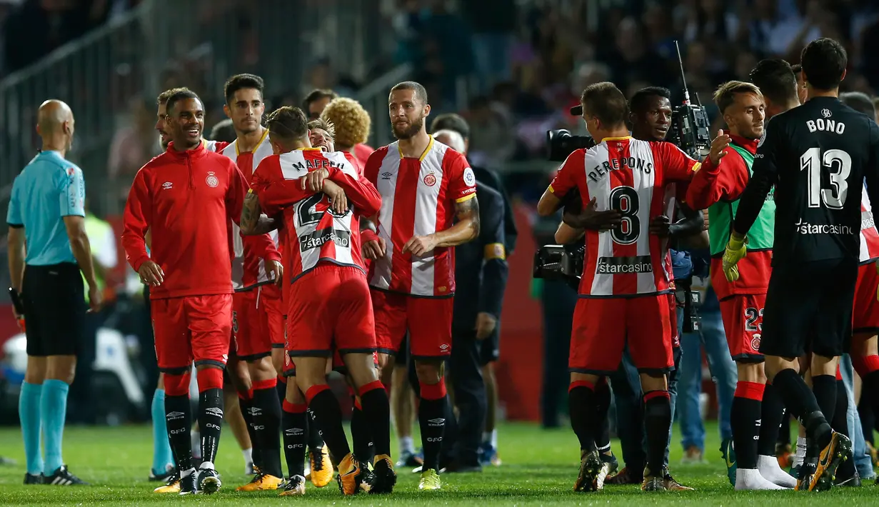 Pemain Girona melakukan selebrasi usai pertandingan melawan Real Madrid dalam pertandingan La Liga di stadion Montilivi di Girona, Spanyol (29/10). (AP Photo/Manu Fernandez)