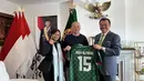 <p>Casytha Kathmandu (kiri) dan Justinus Lhaksana (tengah) yang mendampingi tim Korea-Korea Selecao berfoto bersama Duta Besar RI untuk Portugal, Rudy Alfonso. (Bola.com/Bagaskara Lazuardi)</p>