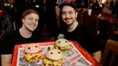 Sebuah burger 'Pokeburg' dengan nama 'Bulboozaur' yang terinspirasi dari karakter game fenomena Pokemon Go diperlihatkan di restoran Down N 'Out Burger, Sydney, Australia, (26/8). (REUTERS/Jason Reed)
