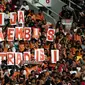 Suporter Persija Jakarta, The Jakmania, memberikan dukungan saat melawan Mitra Kukar pada laga Liga 1 di SUGBK, Jakarta, Minggu (9/12). Persija menang 2-1 atas Mitra. (Bola.com/Yoppy Renato)