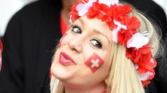 Fans asal  Swiss tersenyum manis saat tertangkap kamera di tribun pada laga grup A Prancis vs Swiss Euro 2016 di Stadion Pierre-Mauroy, Lille (20/6/2016) WIB. (AFP/Francois Lo Presti)