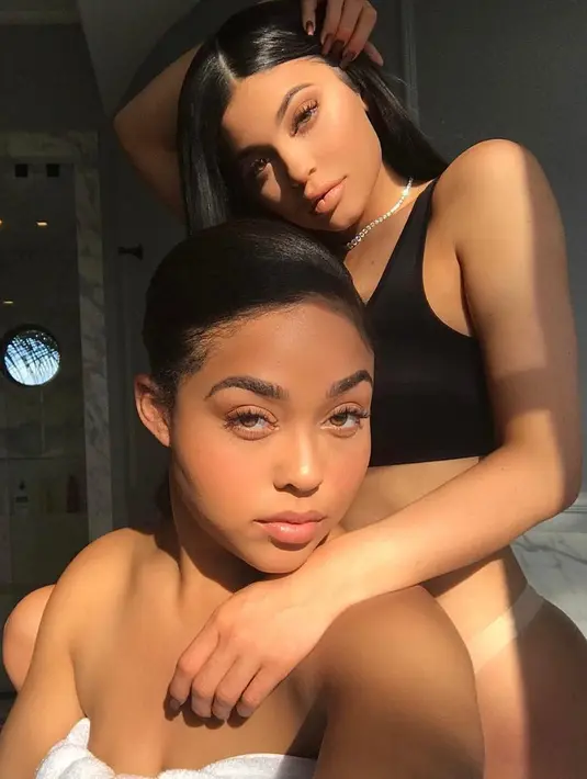 "Ada banyak orang yang mencintai kami, namun tak sedikit juga yang membenci," ujar Kylie Jenner. (instagram/jordynwoods)