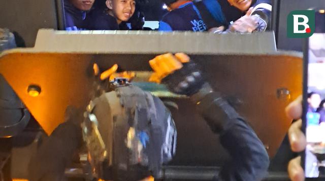 Beckham Putra (kanan, di dalam rantis) tersenyum bahagia setelah membantu Persib mencuri satu poin di kandang Persija pada pekan 23 BRI Liga 1 2024/2025 di Stadion Patriot Candrabhaga, Kota Bekasi, Minggu (16/2/2025) sore WIB. (Bola.com/Muhammad Adi Yaksa)