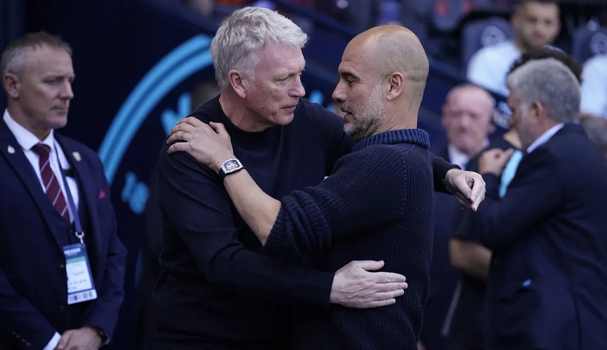 Pelatih Manchester City, Pep Guardiola (kanan) dan pelatih West Ham United, David Moyes berpelukan jelang dimulainya laga pekan terakhir Liga Inggris 2023/2024 di Etihad Stadium, Manchester, Minggu (19/5/2024). (AP Photo/Dave Thompson)