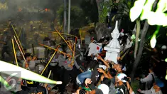 Petugas memukuli massa Aksi Damai 4 November saat terlibat bentrok, Jakarta, Jumat (4/11). Belum diketahui apa yang menyebabkan terjadinya bentrokan dari aksi yang awalnya damai ini. (Liputan6.com/Angga Yuniar)