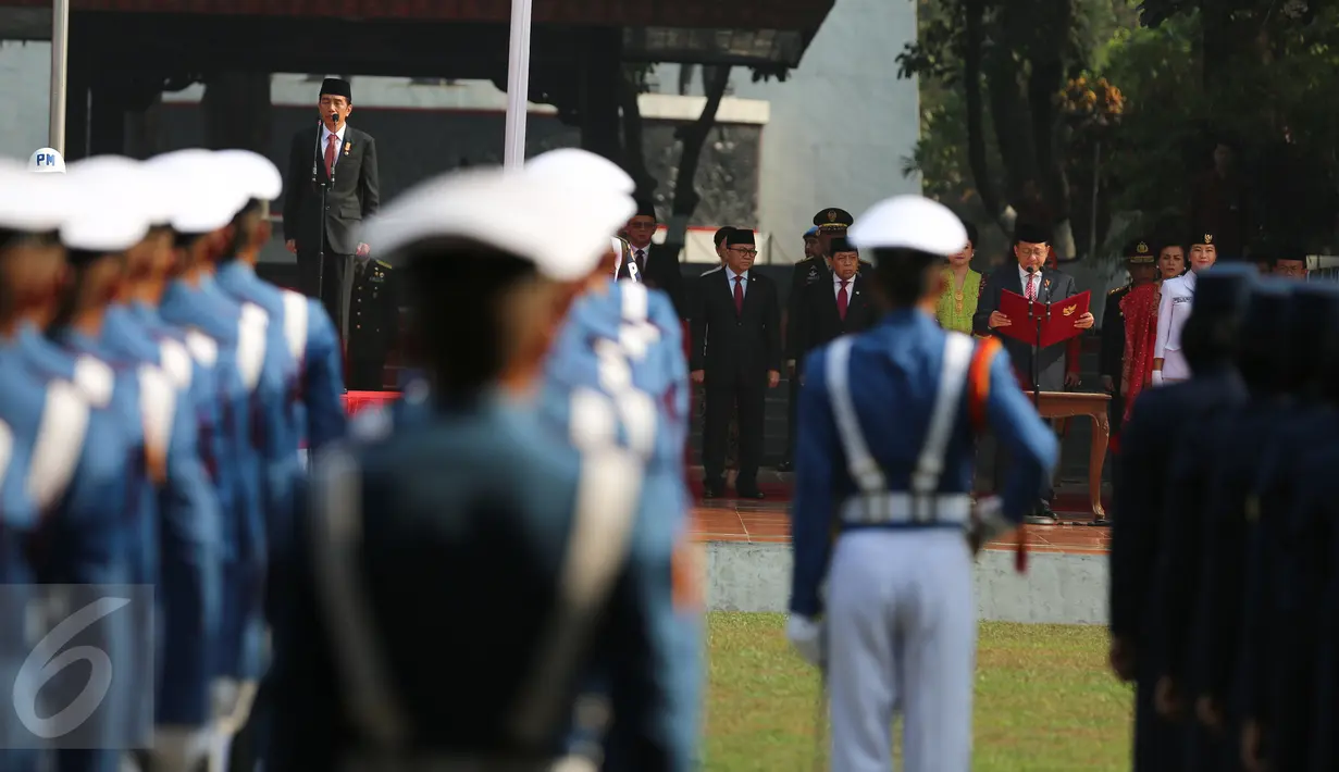 Presiden Jokowi memimpin upacara Peringatan Hari Kesaktian Pancasila di Monumen Pancasila Sakti, Jakarta, Kamis (1/10).‎ Peringatan Hari Kesaktian Pancasila ke-50 bertema Kerja Keras dan Gotong Royong Melaksanakan Pancasila. (Liputan6.com/Faizal Fanani)