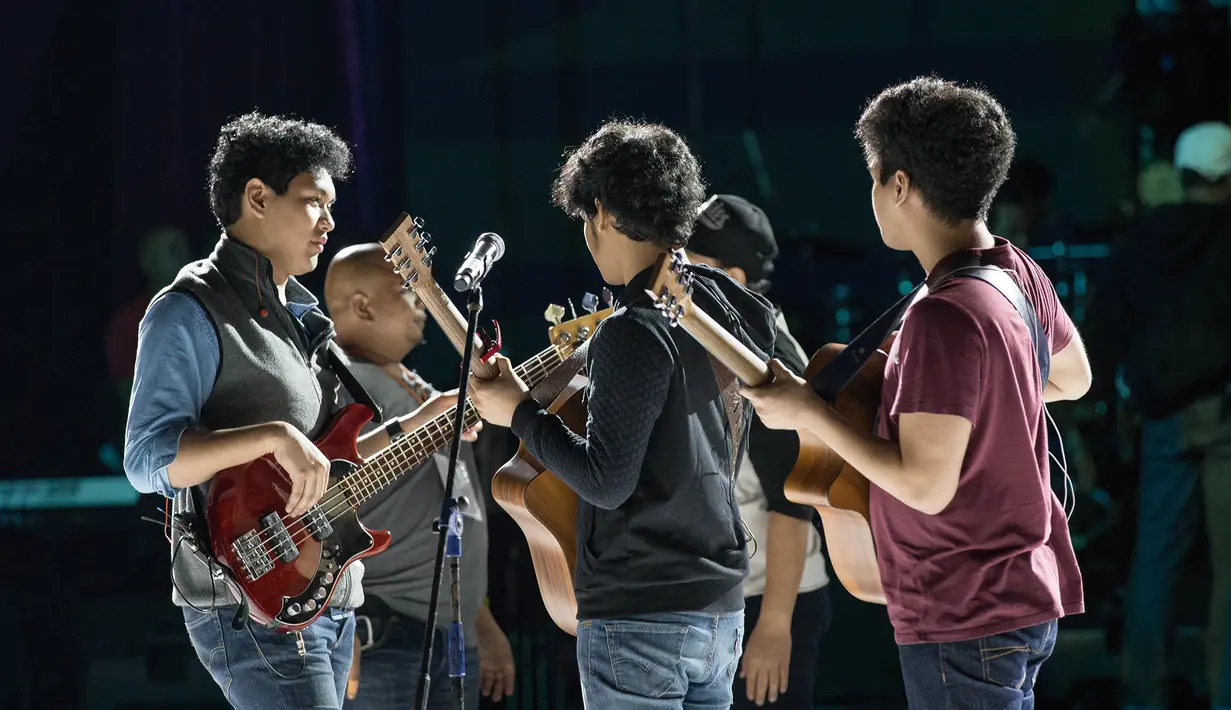 Single pertama The Overtunes “Sayap Pelindungmu”  menjadi salah satu bagian Konser Anniversary Kahitna. Personel The Overtunes pun merupakan idola para remaja,yaitu salah satunya Mikha Angelo yang menjadi pusat perhatian.(Desmond Manulang/Bintang.com)