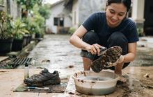 Cara Membersihkan Sol Sepatu yang Penuh Tanah Setelah Hujan, Kembali Bersih dan Kinclong
