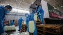 Anggota staf dan sukarelawan mengenakan masker menyiapkan pasokan medis di convention hall yang telah diubah menjadi rumah sakit darurat di Wuhan, Hubei, China (4/2/2020). Pihak berwenang menyediakan fasilitas, tempat tidur, dan perawatan medis untuk pasien terinfeksi virus corona. (AFP/STR)