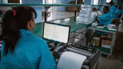 Teknisi wanita mendata tablet PC berteknologi Haier China di sebuah pabrik Industri Informatika, Komunikasi dan Elektronika Kuba (Gedeme) di Havana, Kuba (15/5). (AFP Photo/Adalberto Roque)