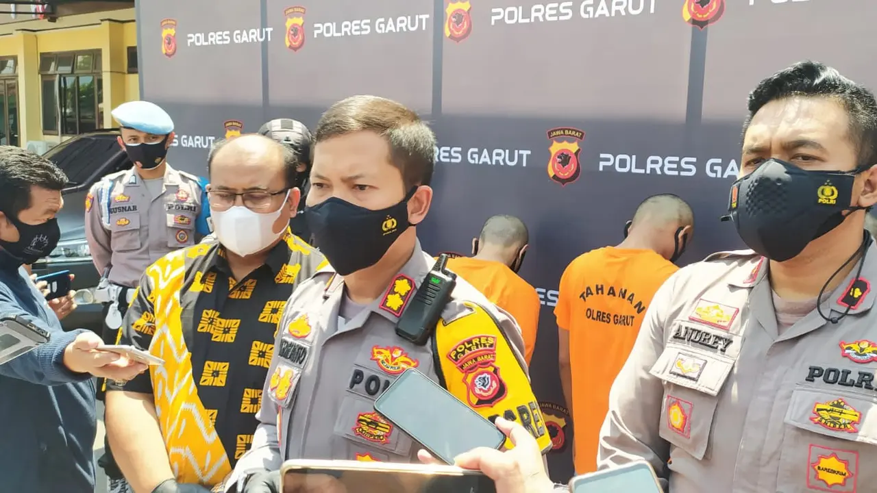 Kapolres Garut AKBP Wirdhanto Hadicaksono memberikan penjelasanya di depan wartawan dalam rilis kasus di Mapolres Garut.