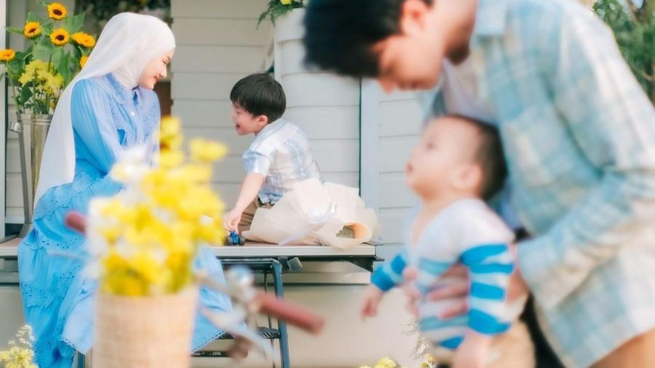 Namun, dalam salah satu postingan di Instagram, Rey Mbayang berbagi cerita tentang lika-liku yang pasti ada dalam rumah tangga mereka.<br>