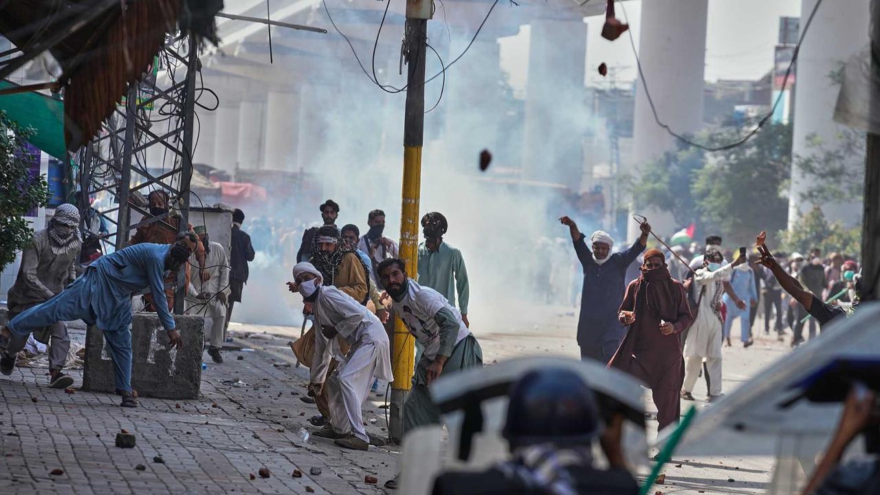 FOTO: Suasana Memanas di Lahore: Pendukung TLP Bentrok dengan Polisi Jelang Pawai Pro-Palestina