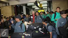 Pelatih timnas Alfred Riedl bersama para pemainnya tiba di Bandara Soekarno Hatta, Jakarta, Kamis (8/12). Timnas Indonesia berhasil melangkah ke partai final AFF 2016 setelah berhasil menahan imbang Vietnam pada leg kedua. (Liputan6.com/Faizal Fanani)