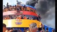 Kebakaran kapal KM Barcelona 5 yang terjadi di Perairan Talise, Likupang. (Dok. Tangkapan Layar Media Sosial @alexjourneys_)