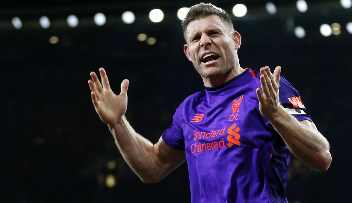 James Milner - Gelandang Liverpool ini merupakan pemain dengan penampilan terbanyak di Liga Inggris yang masih berstatus aktif. Terhitung sejak laga terakhir bersama Liverpool pada 14 Agustus lalu, Milner total telah mencatatkan 565 penampilan di Premier League. (Foto:AFP/Ian Kington)